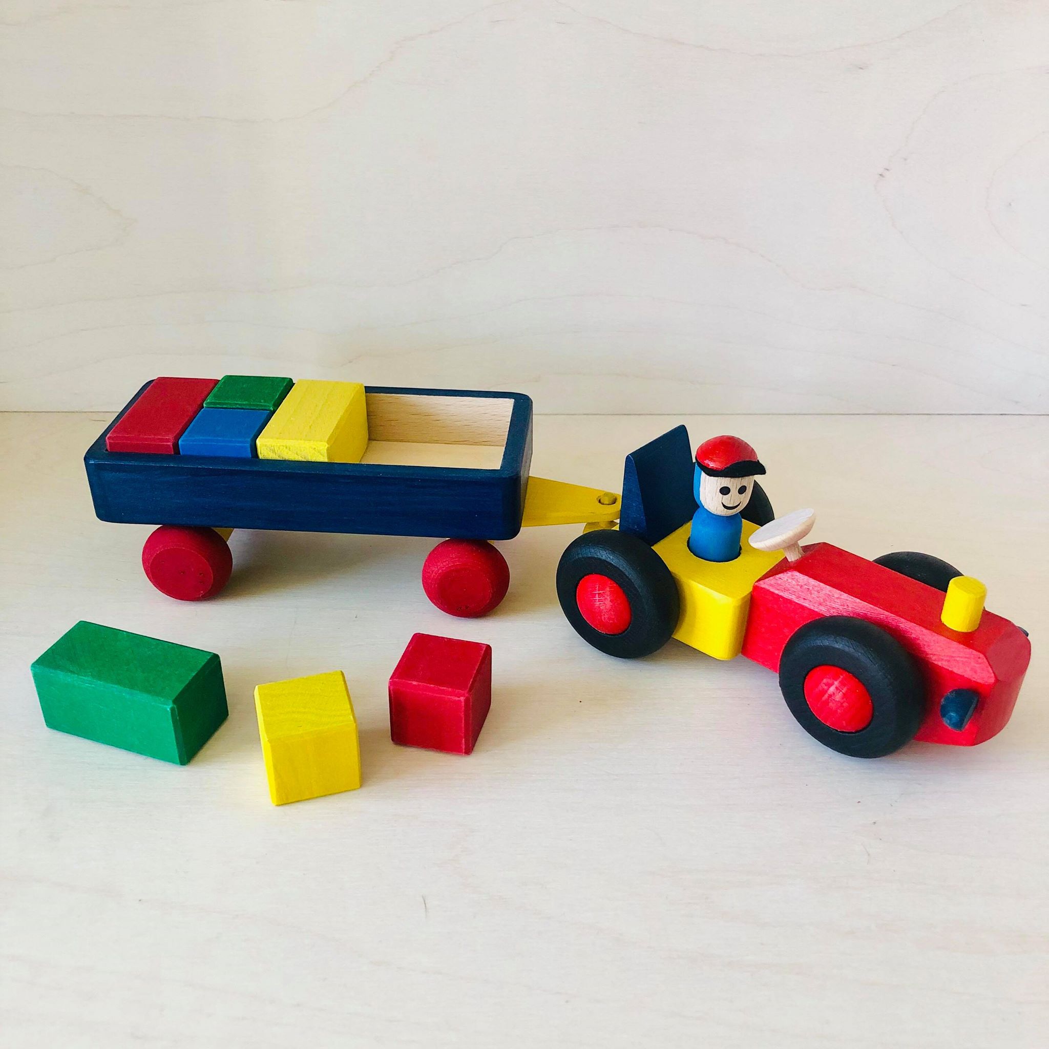 Traktor s vlečkou a nákladem